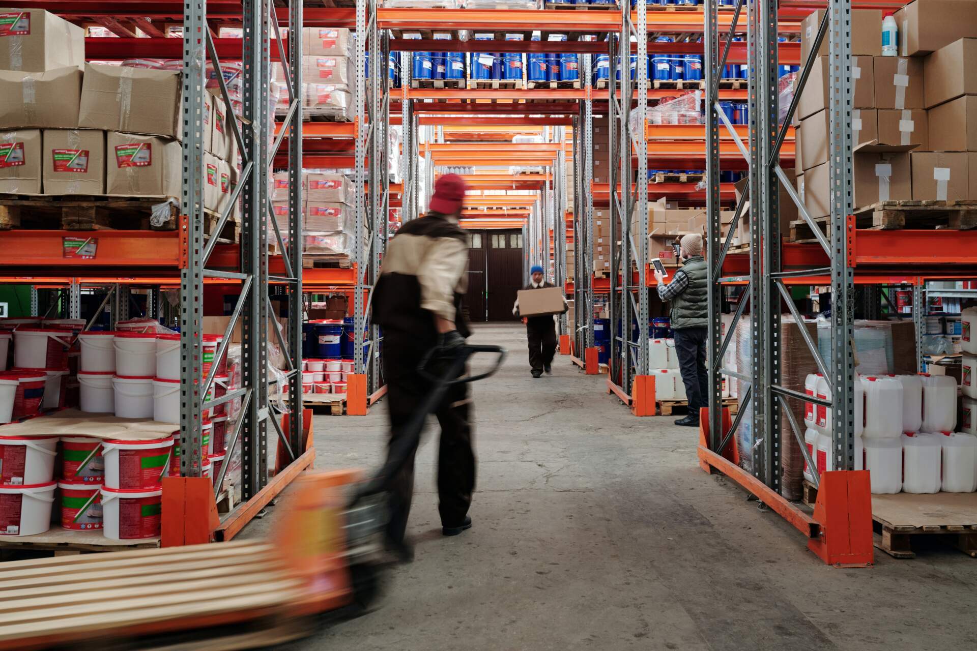Canada’s trade surplus narrows in August as energy and farming exports decline. Full analysis and additional supply chain news.