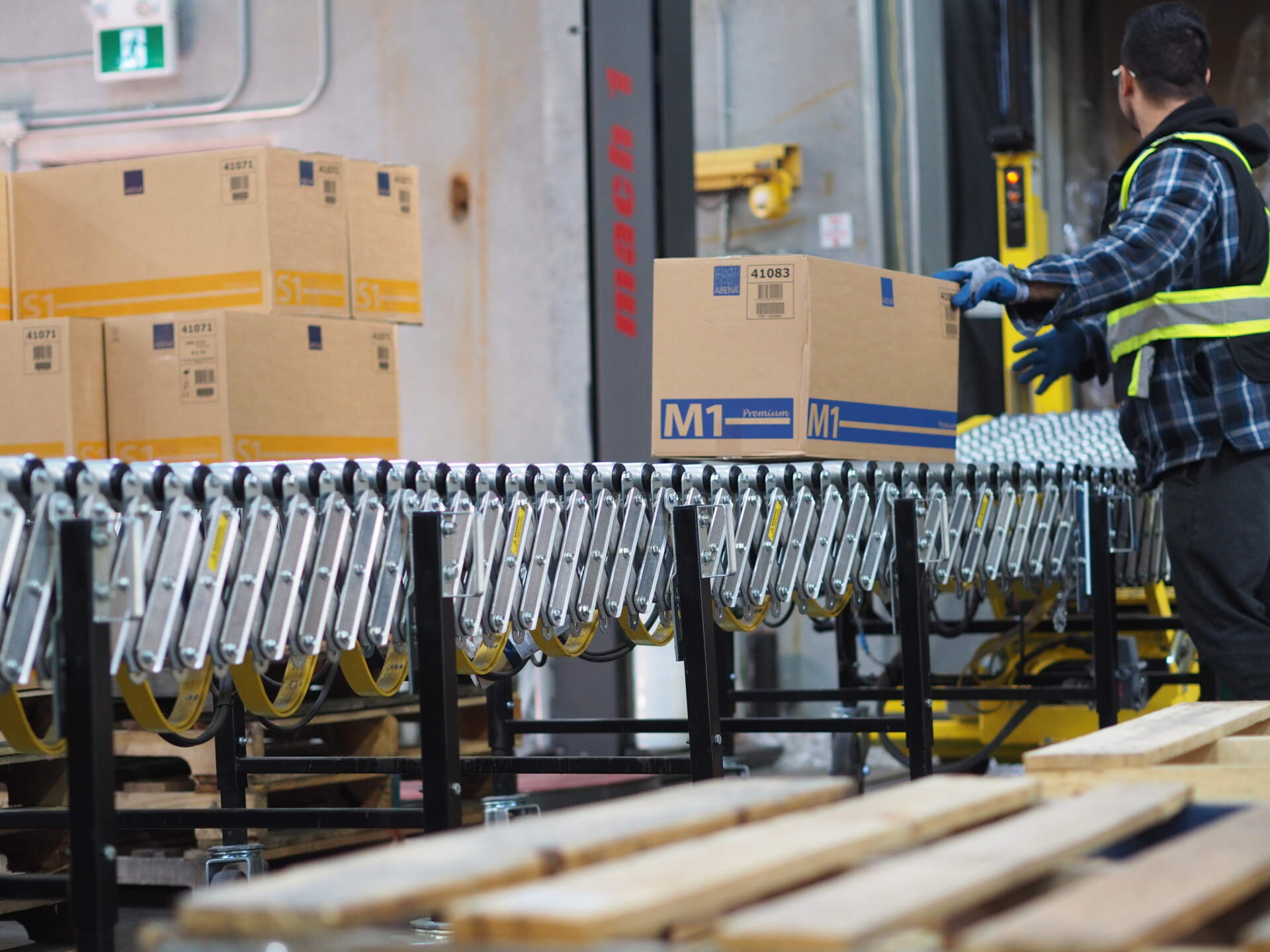 A photo of a warehouse demonstrates an optimized distribution strategy.